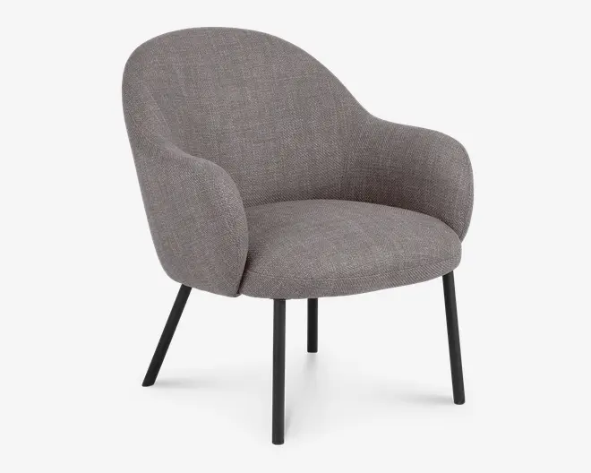 En moderne lænestol med buet ryglæn og integrerede armlæn, polstret med et tekstureret gråt stof. Sædet er bredt og polstret for ekstra komfort. Stolen står på fire slanke, sorte metalben, der er let skråtstillede og giver et moderne udtryk.