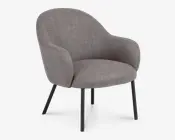 En moderne lænestol med buet ryglæn og integrerede armlæn, polstret med et tekstureret gråt stof. Sædet er bredt og polstret for ekstra komfort. Stolen står på fire slanke, sorte metalben, der er let skråtstillede og giver et moderne udtryk.