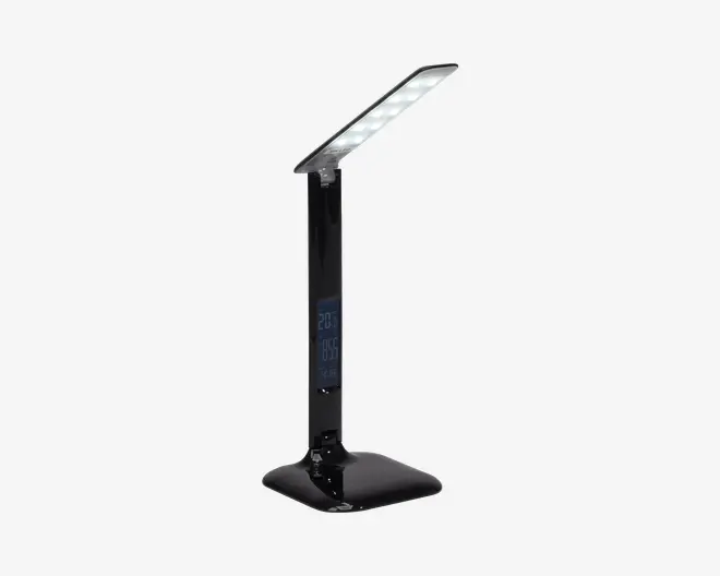 Elegant, moderne sort skrivebordslampe med justerbart, slankt LED-lyspanel. Lampen har et digitalt display på den opretstående stang, der viser tid, dato og temperatur. Basen er bred og stabil, og det samlede design er minimalistisk og nutidigt.