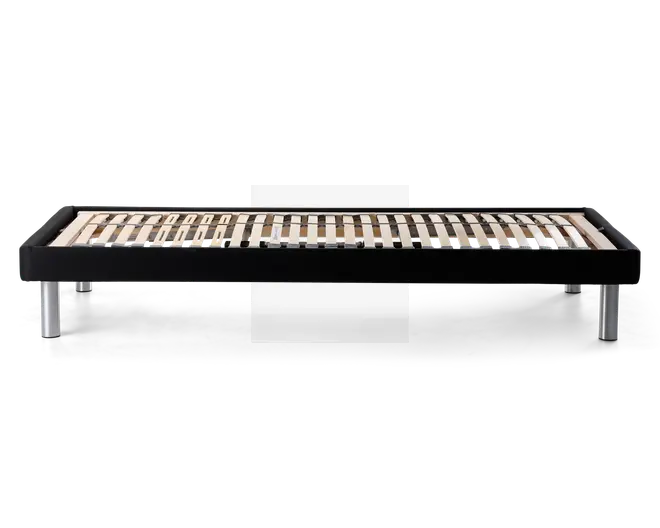 Lavt sengebund med sort rektangulær ramme og jævnt fordelte lameller af træ til støtte af madrassen. Rammen står på fire cylindriske metalben, hvilket giver et moderne og minimalistisk udtryk. Lamellerne sikrer ventilation og stabilitet for madrassen.