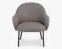 En moderne lænestol med rundet ryglæn og integrerede armlæn, polstret med et tekstureret gråt stof. Sædet er tykt polstret for ekstra komfort. Stolen står på fire slanke, sorte metalben, der er let udadskrånende for stabilitet og et moderne udtryk.