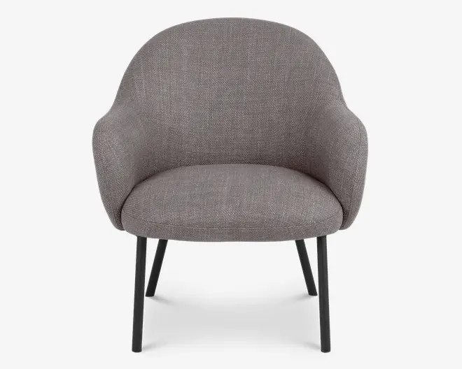 En moderne lænestol med rundet ryglæn og integrerede armlæn, polstret med et tekstureret gråt stof. Sædet er tykt polstret for ekstra komfort. Stolen står på fire slanke, sorte metalben, der er let udadskrånende for stabilitet og et moderne udtryk.