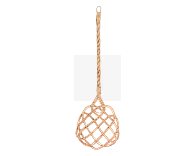 Håndlavet genstand fremstillet af naturlig rattan med et langt, lige skaft og en løkke for enden til ophængning. Den nederste del er flettet i et dekorativt, åbent gittermønster, der danner en rund form. Overfladen er glat og poleret, hvilket fremhæver rattans naturlige farve og struktur.