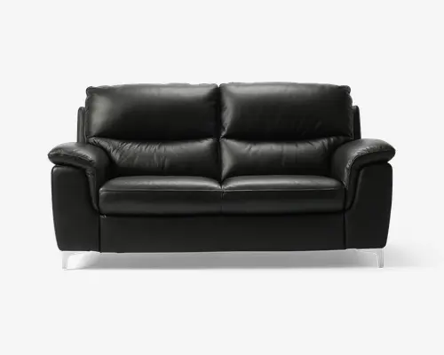 Elegant, moderne sofa i sort læder med bløde, fyldige ryg- og sædehynder for ekstra komfort. Sofaen har brede, polstrede armlæn og diskrete syninger. Den står på slanke, skrå metalben med kromfinish, hvilket giver et stilrent udtryk. Plads til op til tre personer.