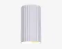 Høj, cylindrisk lampe med lodrette riller på overfladen og en mat hvid finish. Den åbne bund lader lyset skinne direkte nedad og giver et fokuseret lys. Designet er moderne og minimalistisk, velegnet til nutidige indretninger.