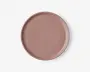 Rund tallerken med en glat, mat overflade i en afdæmpet rosa farve. Tallerkenen har en let forhøjet kant og et enkelt, minimalistisk design uden mønstre eller dekorationer.