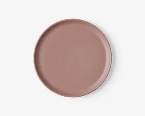 Rund tallerken med en glat, mat overflade i en afdæmpet rosa farve. Tallerkenen har en let forhøjet kant og et enkelt, minimalistisk design uden mønstre eller dekorationer.