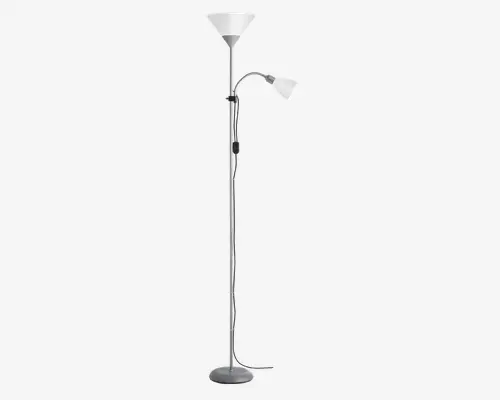 Høj, slank standerlampe med metalfinish, der har to lyskilder: en opadrettet hovedlampe med en bred, konisk hvid skærm øverst og en mindre, justerbar læselampe med tilsvarende hvid skærm på en buet arm midt på stangen. Lampen står på en rund, stabil fod.