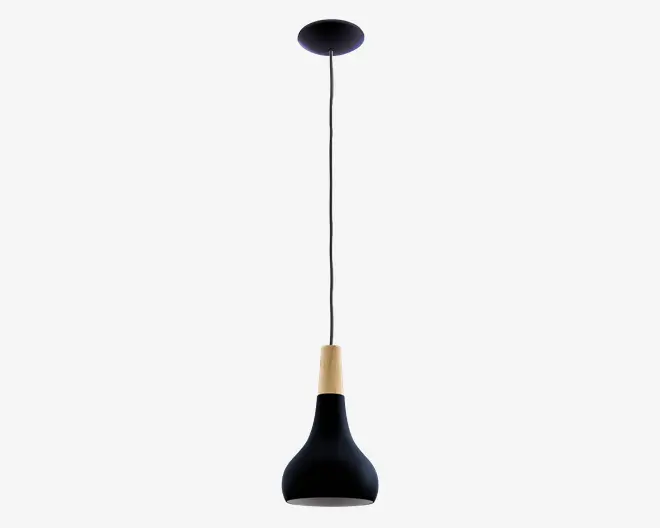 Hængelampe med et elegant, mat sort finish og en dråbeformet skærm. Toppen af skærmen har en detalje i naturtræ, og lampen hænger fra en slank, kromfarvet stang, der er fastgjort til en rund loftroset. Designet kombinerer moderne og skandinaviske elementer, velegnet til nutidige indretninger.