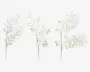 Sæt med tre dekorative vægskulpturer, hver med et unikt botanisk design og detaljerede bladmønstre. Skulpturerne er udført i en hvid finish, hvilket giver et rent og elegant udtryk. Hver skulptur har sin egen særlige sammensætning af blade og grene, hvilket skaber variation og visuel interesse. Overfladen har en let tekstur, som understreger det naturlige udtryk.