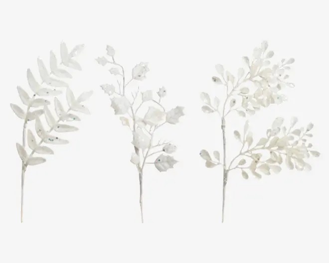 Sæt med tre dekorative vægskulpturer, hver med et unikt botanisk design og detaljerede bladmønstre. Skulpturerne er udført i en hvid finish, hvilket giver et rent og elegant udtryk. Hver skulptur har sin egen særlige sammensætning af blade og grene, hvilket skaber variation og visuel interesse. Overfladen har en let tekstur, som understreger det naturlige udtryk.