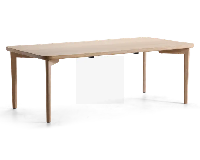 Rektangulært bord med en glat, lys træfinish. Bordpladen har blødt afrundede kanter og hjørner, og de fire ben er lige med en let tilspidsning, hvilket giver bordet et minimalistisk og moderne udtryk. Konstruktionen virker solid, og den naturlige træstruktur er synlig overalt.