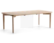 Rektangulært bord med en glat, lys træfinish. Bordpladen har blødt afrundede kanter og hjørner, og de fire ben er lige med en let tilspidsning, hvilket giver bordet et minimalistisk og moderne udtryk. Konstruktionen virker solid, og den naturlige træstruktur er synlig overalt.