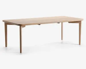 Rektangulært bord med en glat, lys træfinish. Bordpladen har blødt afrundede kanter og hjørner, og de fire ben er lige med en let tilspidsning, hvilket giver bordet et minimalistisk og moderne udtryk. Konstruktionen virker solid, og den naturlige træstruktur er synlig overalt.