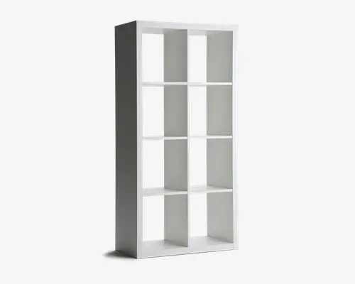 Høj, rektangulær reol med hvid finish, der har otte åbne kvadratiske rum fordelt på to kolonner og fire rækker. Hylderne har et moderne, minimalistisk design med rene linjer og uden synlige beslag, velegnet til at vise eller organisere bøger, dekoration eller opbevaringskasser.