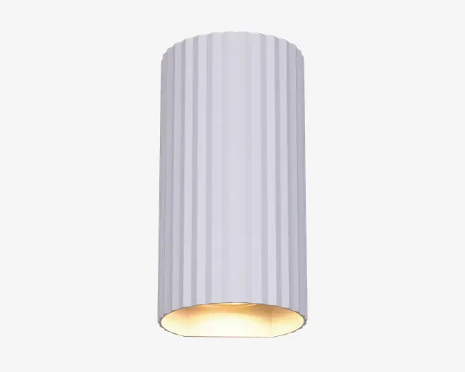 Cylindrisk loftlampe med lodrette riller og mat hvid overflade. Lampens yderside har jævnt fordelte riller, der løber fra top til bund og giver et moderne, struktureret udtryk. Den åbne bund afslører en glat, gylden inderside, som reflekterer et varmt lys, når lampen er tændt.