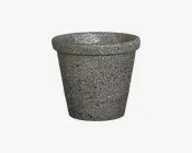 En rund, grå beholder med bred kant og en tekstureret overflade, der ligner sprækket sten eller mosaik. Finishen giver et rustikt, naturligt udseende, og beholderen bliver en smule smallere mod bunden.