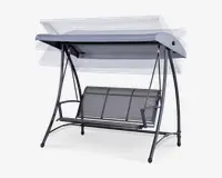 Udendørs gynge med robust metalstel, der har et sæde og ryglæn i netmateriale for god ventilation. Gyngen er udstyret med en bred, justerbar baldakin, der giver solbeskyttelse, samt buede armlæn for ekstra komfort. Designet har plads til flere personer og er velegnet til have eller terrasse.