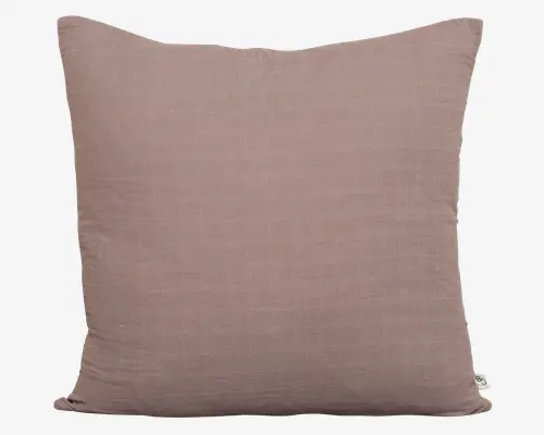 Firkantet pude i en afdæmpet mauve farve med en diskret gitterstruktur i stoffet. Kanterne er let afrundede, og overfladen ser blød og glat ud, hvilket giver et hyggeligt og indbydende udtryk. Puden har et minimalistisk design uden synlige dekorationer eller mønstre.