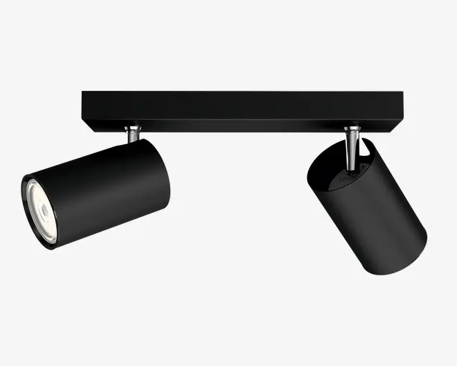 Sort loftspot med to lamper, en rektangulær skinne og to justerbare cylindriske lampehoveder, hvor det ene er vinklet mod venstre og det andet nedad.