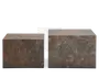 Sæt med to rektangulære blokke med en poleret brun marmoreret overflade, der har naturlige hvide og lysebrune åretegninger. Blokkene er i forskellige størrelser, hvor den ene er lidt højere og bredere end den anden. Begge har skarpe, rene kanter og en glat overflade, hvilket giver et moderne og elegant udtryk.