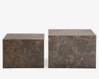 Sæt med to rektangulære blokke med en poleret brun marmoreret overflade, der har naturlige hvide og lysebrune åretegninger. Blokkene er i forskellige størrelser, hvor den ene er lidt højere og bredere end den anden. Begge har skarpe, rene kanter og en glat overflade, hvilket giver et moderne og elegant udtryk.