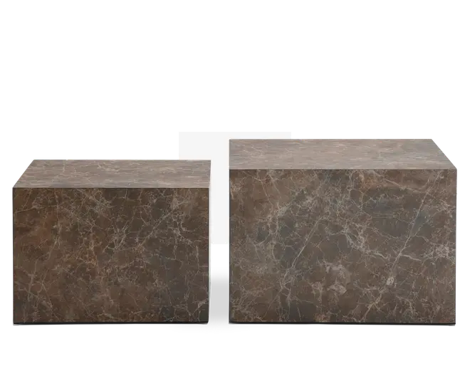Sæt med to rektangulære blokke med en poleret brun marmoreret overflade, der har naturlige hvide og lysebrune åretegninger. Blokkene er i forskellige størrelser, hvor den ene er lidt højere og bredere end den anden. Begge har skarpe, rene kanter og en glat overflade, hvilket giver et moderne og elegant udtryk.