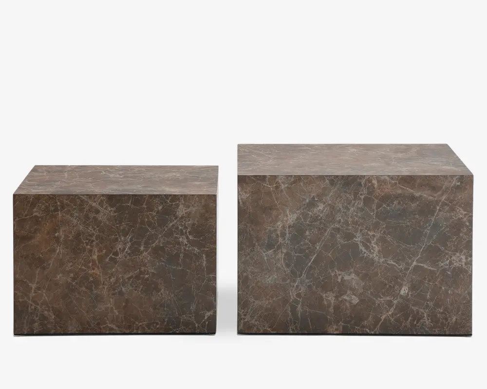 Sæt med to rektangulære blokke med en poleret brun marmoreret overflade, der har naturlige hvide og lysebrune åretegninger. Blokkene er i forskellige størrelser, hvor den ene er lidt højere og bredere end den anden. Begge har skarpe, rene kanter og en glat overflade, hvilket giver et moderne og elegant udtryk.
