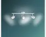 Moderne loftmonteret lampe med en lige, horisontal metalstang i mat hvid finish. Lampen har tre justerbare cylindriske spotlys, hver med en glat hvid yderside og sølvfarvede detaljer ved basen. Spotlysene kan drejes individuelt for at belyse forskellige områder. Designet er minimalistisk og passer til moderne indretning.