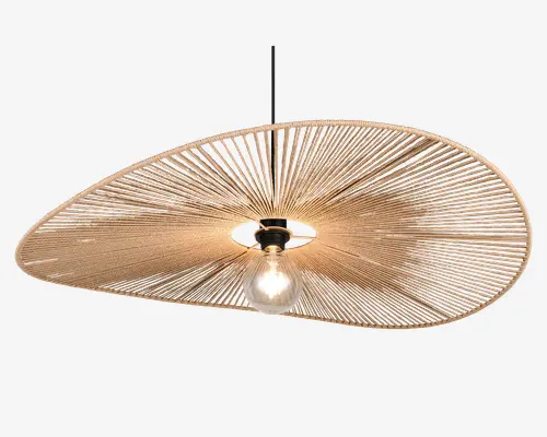 Loftlampe med en stor, asymmetrisk skærm formet som en skive, lavet af tæt vævede naturfibre, der danner et solstrålemønster. Skærmen har et åbent center, hvor pæren er synlig, hvilket giver direkte belysning. Lampen hænger i en sort ledning og har et minimalistisk, moderne udtryk med en varm, organisk tekstur.