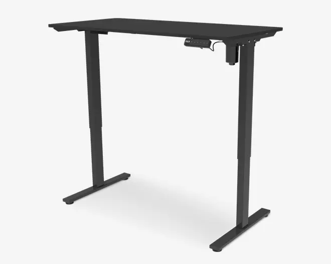 Et moderne, rektangulært skrivebord med sort finish, der har en glat, flad bordplade og solide metalben. Skrivebordet har et elektronisk betjeningspanel monteret under højre side af bordpladen, som gør det muligt at justere højden. Benene er T-formede for stabilitet, og det samlede design er minimalistisk og funktionelt, velegnet til både siddende og stående brug.