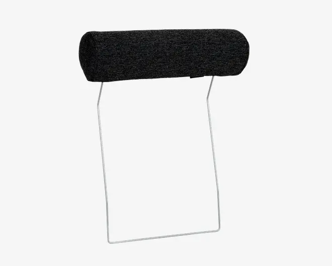 Et aftageligt nakkestøtte med en rektangulær pude med afrundede kanter, betrukket med mørkt stof. Puden holdes oppe af to slanke, kromfarvede metalstænger, der er beregnet til at blive sat i ryglænet på en stol eller sofa for ekstra støtte til nakke og hoved.