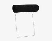 Et aftageligt nakkestøtte med en rektangulær pude med afrundede kanter, betrukket med mørkt stof. Puden holdes oppe af to slanke, kromfarvede metalstænger, der er beregnet til at blive sat i ryglænet på en stol eller sofa for ekstra støtte til nakke og hoved.