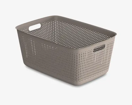 Rektangulær opbevaringskurv lavet af lysegrå plastik med perforeret design på alle sider for ventilation. Har integrerede håndtag på de korte sider for nem transport. Kurven har en glat, afrundet kant og en solid konstruktion, velegnet til organisering af forskellige husholdningsartikler.