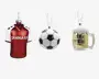 Sæt med tre ophængsornamenter, hver med en sølvfarvet løkke til nem ophængning. Den første ornament er formet som en rød og hvid sportstrøje med "DANMARK" skrevet hen over brystet, detaljeret med krave og ærmer. Den anden ornament er en klassisk sort og hvid fodbold med blank overflade og realistiske fem- og sekskantede felter. Den tredje ornament er et gyldent ølkrus med hank, toppet med en tekstureret hvid skumdetalje, der ligner frisk skænket øl. Alle ornamenter har en skinnende, reflekterende overflade for et festligt udtryk.