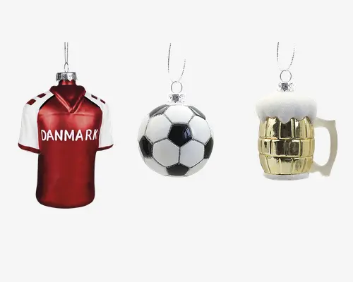 Sæt med tre ophængsornamenter, hver med en sølvfarvet løkke til nem ophængning. Den første ornament er formet som en rød og hvid sportstrøje med "DANMARK" skrevet hen over brystet, detaljeret med krave og ærmer. Den anden ornament er en klassisk sort og hvid fodbold med blank overflade og realistiske fem- og sekskantede felter. Den tredje ornament er et gyldent ølkrus med hank, toppet med en tekstureret hvid skumdetalje, der ligner frisk skænket øl. Alle ornamenter har en skinnende, reflekterende overflade for et festligt udtryk.