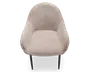 En moderne stol med rund ryg og armlæn, polstret med et tekstureret, lysebeige stof. Sædet er bredt og polstret for komfort, og stolen står på fire slanke, sorte ben.