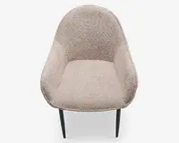 En moderne stol med rund ryg og armlæn, polstret med et tekstureret, lysebeige stof. Sædet er bredt og polstret for komfort, og stolen står på fire slanke, sorte ben.
