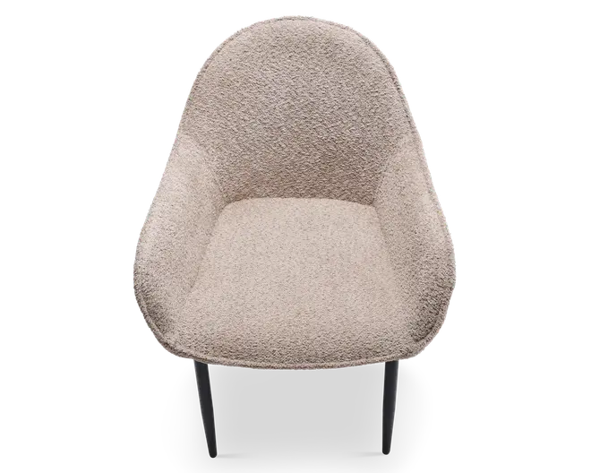 En moderne stol med rund ryg og armlæn, polstret med et tekstureret, lysebeige stof. Sædet er bredt og polstret for komfort, og stolen står på fire slanke, sorte ben.