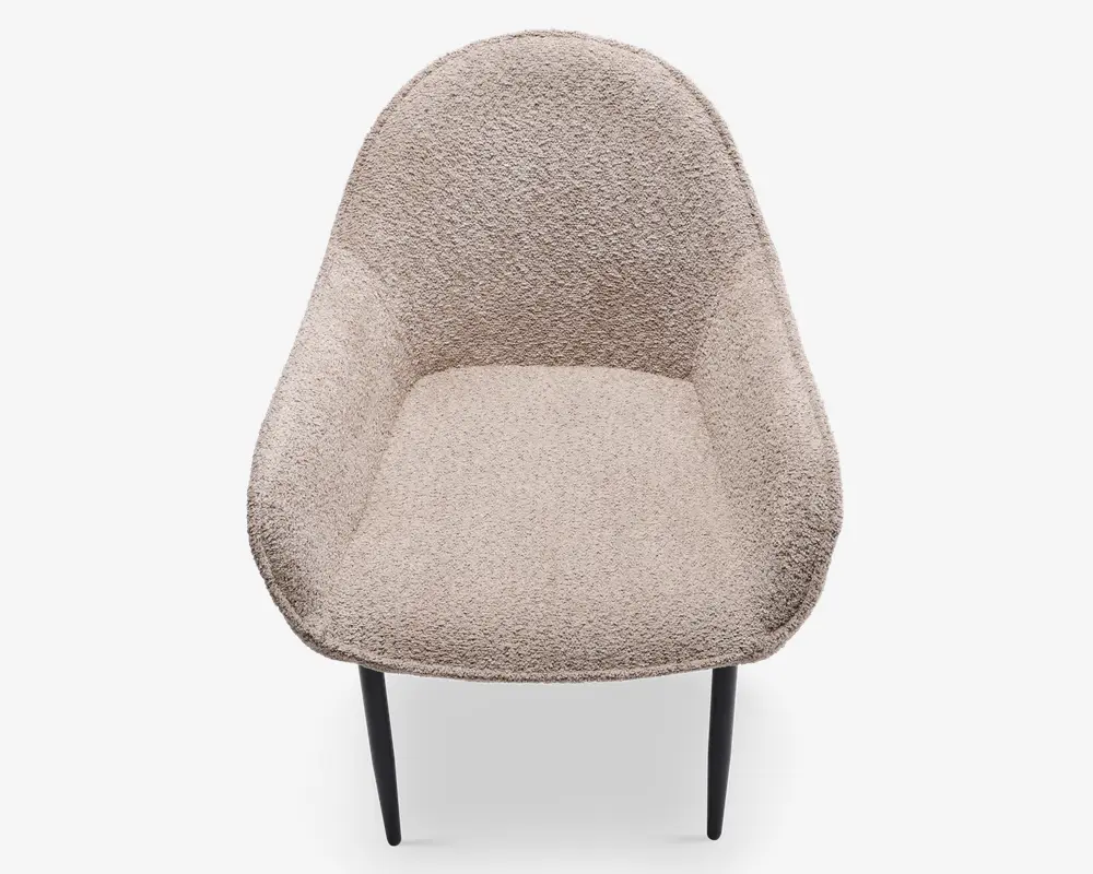 En moderne stol med rund ryg og armlæn, polstret med et tekstureret, lysebeige stof. Sædet er bredt og polstret for komfort, og stolen står på fire slanke, sorte ben.