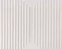 Tekstureret overflade med et geometrisk mønster bestående af hævede lodrette linjer og et centralt rektangulært motiv. Designet giver en tredimensionel effekt, der tilføjer dybde og visuel interesse. Farven er en blød, neutral offwhite, velegnet til moderne eller minimalistisk indretning.