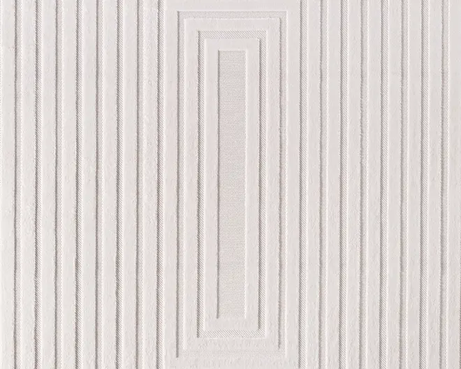 Tekstureret overflade med et geometrisk mønster bestående af hævede lodrette linjer og et centralt rektangulært motiv. Designet giver en tredimensionel effekt, der tilføjer dybde og visuel interesse. Farven er en blød, neutral offwhite, velegnet til moderne eller minimalistisk indretning.