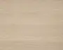 Lys egetræsoverflade med en glat finish og diskrete vandrette årer. Farven er naturlig, lys beige med lette variationer, hvilket giver et rent og moderne udtryk.