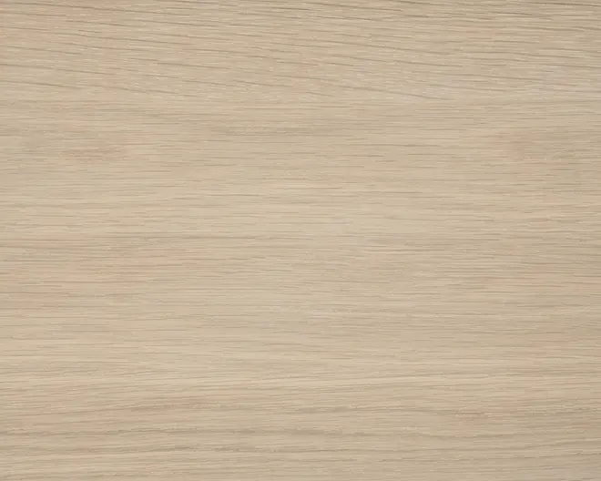 Lys egetræsoverflade med en glat finish og diskrete vandrette årer. Farven er naturlig, lys beige med lette variationer, hvilket giver et rent og moderne udtryk.