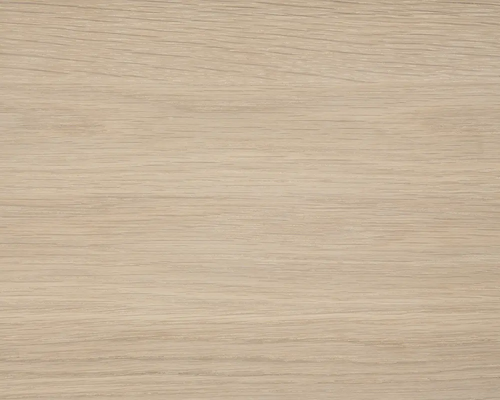 Lys egetræsoverflade med en glat finish og diskrete vandrette årer. Farven er naturlig, lys beige med lette variationer, hvilket giver et rent og moderne udtryk.