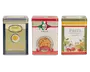 Tre rektangulære metaldåser med dekorative designs inspireret af traditionel italiensk pastaemballage. Hver dåse har farverige illustrationer og tekst, med motiver som pastatyper, tallerkener med pasta, tomater og krydderurter. Dåserne har forskellige farveskemaer: én med blå og cremefarvede tern, én med grønne og røde striber samt en tallerken med pennepasta, og én med olivengrønne og røde kanter, dekoreret med billeder af forskellige pastatyper og grøntsager. Alle dåser har tætsluttende låg og er velegnede til opbevaring af tørvarer.