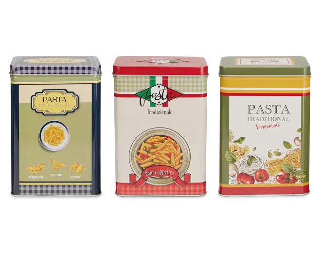 Tre rektangulære metaldåser med dekorative designs inspireret af traditionel italiensk pastaemballage. Hver dåse har farverige illustrationer og tekst, med motiver som pastatyper, tallerkener med pasta, tomater og krydderurter. Dåserne har forskellige farveskemaer: én med blå og cremefarvede tern, én med grønne og røde striber samt en tallerken med pennepasta, og én med olivengrønne og røde kanter, dekoreret med billeder af forskellige pastatyper og grøntsager. Alle dåser har tætsluttende låg og er velegnede til opbevaring af tørvarer.