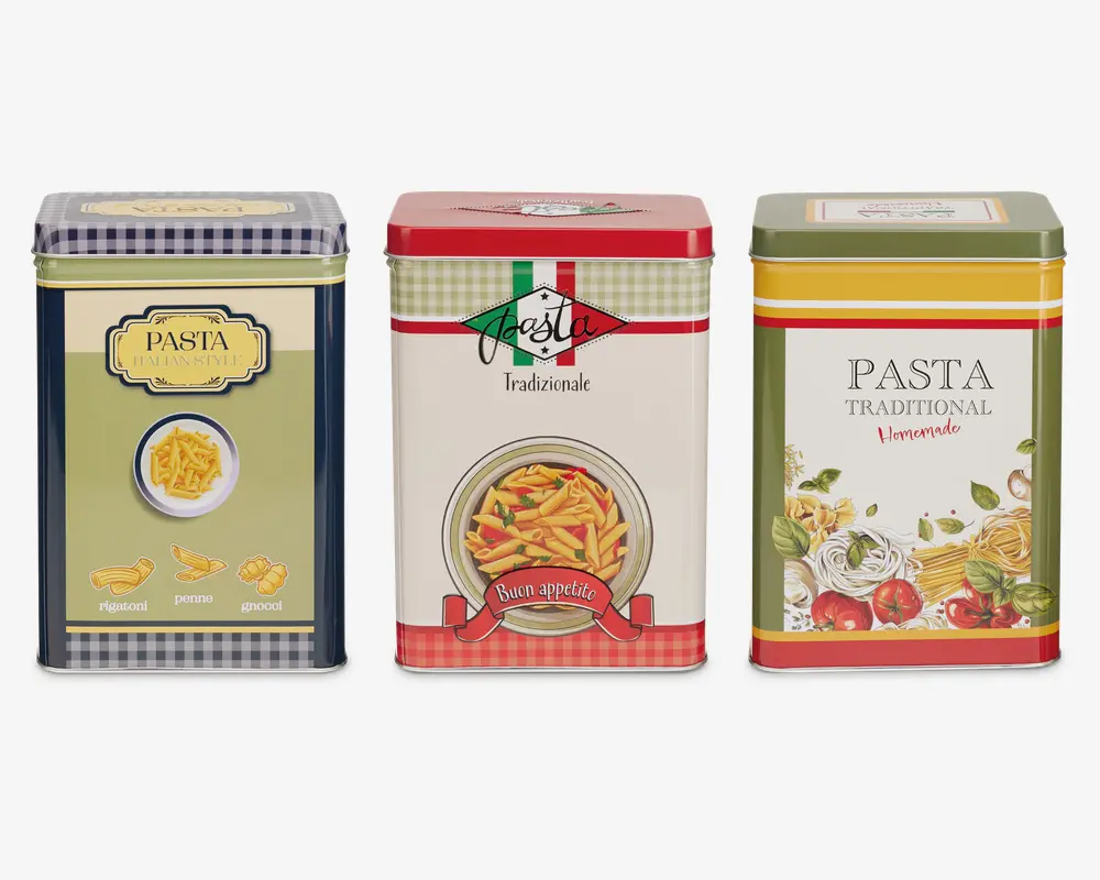 Tre rektangulære metaldåser med dekorative designs inspireret af traditionel italiensk pastaemballage. Hver dåse har farverige illustrationer og tekst, med motiver som pastatyper, tallerkener med pasta, tomater og krydderurter. Dåserne har forskellige farveskemaer: én med blå og cremefarvede tern, én med grønne og røde striber samt en tallerken med pennepasta, og én med olivengrønne og røde kanter, dekoreret med billeder af forskellige pastatyper og grøntsager. Alle dåser har tætsluttende låg og er velegnede til opbevaring af tørvarer.