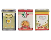 Tre rektangulære metaldåser med dekorative designs inspireret af traditionel italiensk pastaemballage. Hver dåse har farverige illustrationer og tekst, med motiver som pastatyper, tallerkener med pasta, tomater og krydderurter. Dåserne har forskellige farveskemaer: én med blå og cremefarvede tern, én med grønne og røde striber samt en tallerken med pennepasta, og én med olivengrønne og røde kanter, dekoreret med billeder af forskellige pastatyper og grøntsager. Alle dåser har tætsluttende låg og er velegnede til opbevaring af tørvarer.