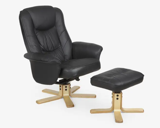 En sort, polstret lænestol med tilhørende fodskammel, begge betrukket med kunstlæder. Stolen har høj ryg med ekstra polstrede sektioner for øget komfort, brede armlæn og en støttende siddeplads. Både stol og fodskammel har lyse træbaser med fire buede ben, der giver stabilitet og et moderne udtryk.